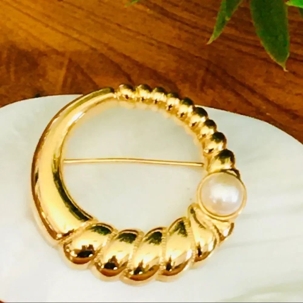 Vintage Geometric Circle Pearl Accent Brooch Ribbed 4284